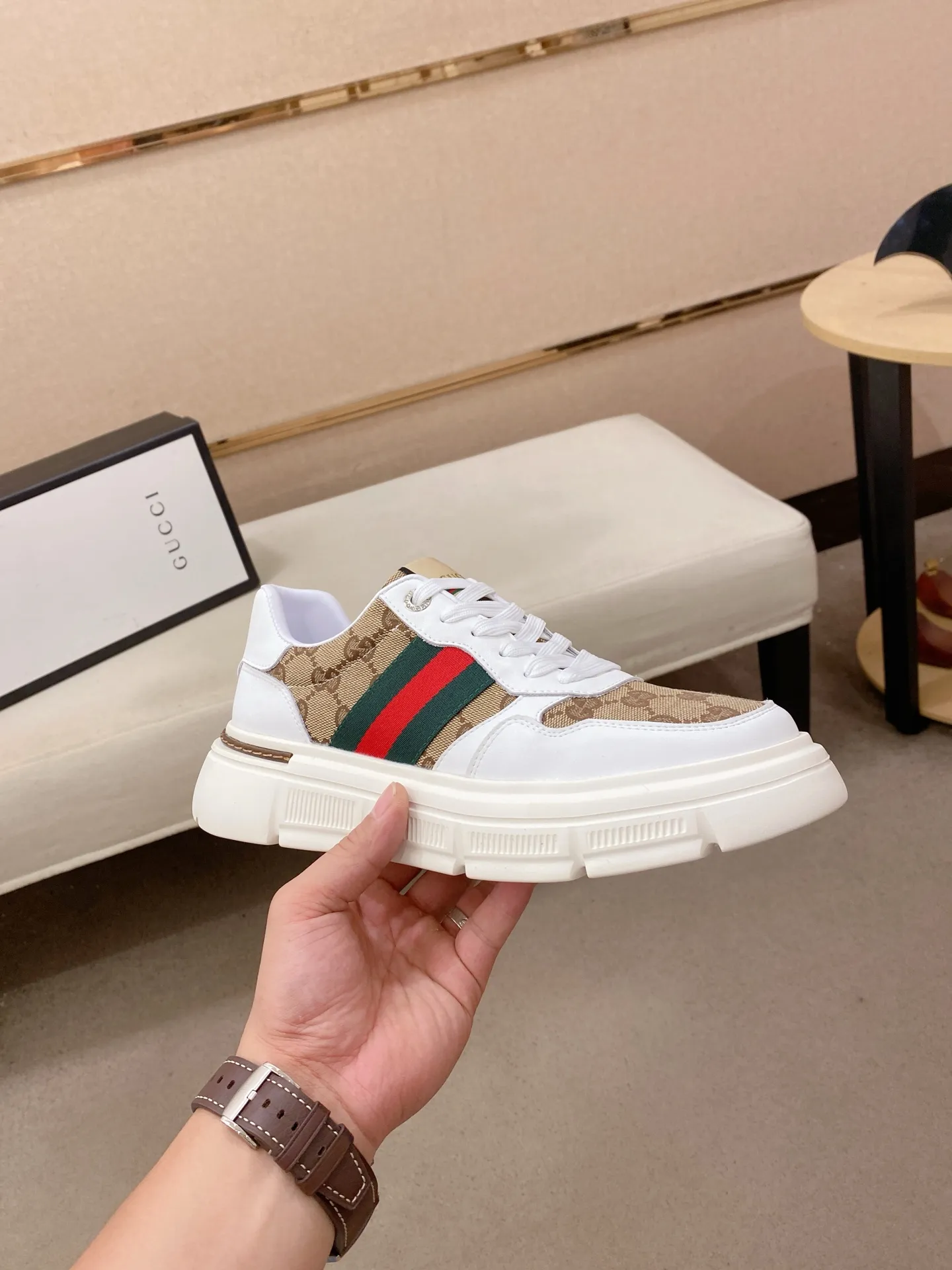 Men's shoes💰 420💰The new GUCCI (Gucci) counters are launched simultaneously. The new men's shoes, 😘fabrics are selected from imported cowhide, and the lining is sheepskin lining. 👍🏿 High-end ☄️ air-cushion molded anti-slip rubber outsole, exquisite lines, simple and elegant, comfortable and high-end for leisure travel. Code number: 38 to 44 (45 can be customized and cannot be returned or exchanged)